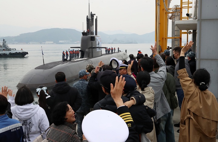 경남 창원 진해구 해군잠수함사령부에서 열린 도산안창호함 한국·캐나다 해군 연합협력훈련 환송행사에서 도산안창호함 승조원들이 가족과 지인의 환송을 받으며 출항하고 있다.2026.3.25(ⓒ뉴스1, 무단 전재-재배포 금지)