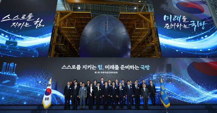 이재명 대통령이 26일 경남 창원시 진해구에서 열린 제1회 미래국방전략위원회에서 참석자들과 기념촬영을 하고 있다. 2026.5.26(ⓒ뉴스1, 무단 전재-재배포 금지)