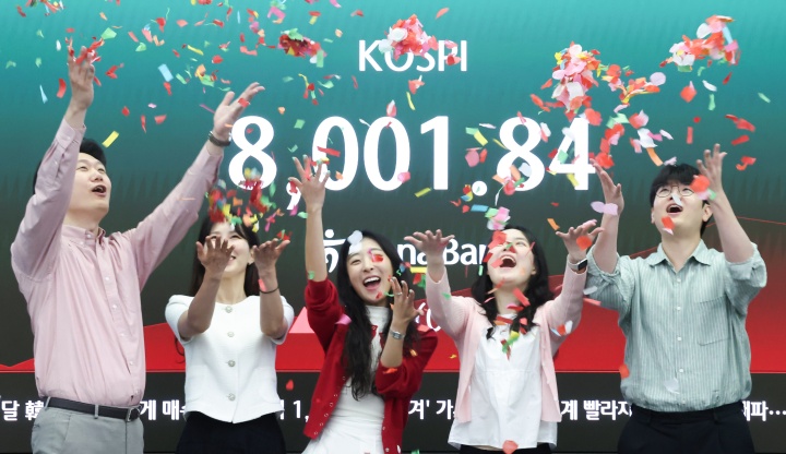 코스피가 장중 사상 처음으로 8000선을 돌파한 15일 오전 서울 중구 하나은행 딜링룸에서 직원들이 축하 세레머니를 하고 있다. 2026.5..15. (ⓒ뉴스1, 무단 전재-재배포 금지)