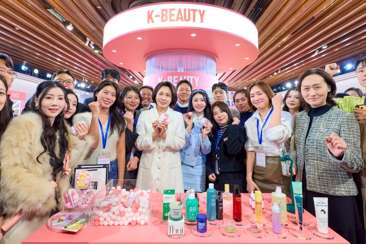 김혜경 여사가 7일 중국 상하이 푸싱아트센터에서 열린 K-뷰티행사에서 전시품을 살펴보고 있다. 2026.1.7. (ⓒ뉴스1, 무단 전재-재배포 금지)