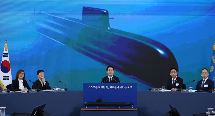 이재명 대통령이 26일 경남 창원시 진해구에서 열린 제1회 미래국방전략위원회에서 핵추진잠수함 기본계획 발표를 듣고 있다.(ⓒ뉴스1, 청와대통신사진기자단, 무단 전재-재배포 금지)