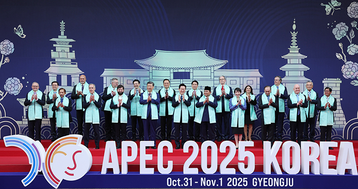 이재명 대통령이 경주화백컨벤션센터(HICO)에서 열린 2025 아시아태평양경제협력체(APEC)에 참석한 각국 정상들과 기념촬영을 하고 있다.2025.11.1.(사진=저작권자(c) 연합뉴스, 무단 전재-재배포 금지)