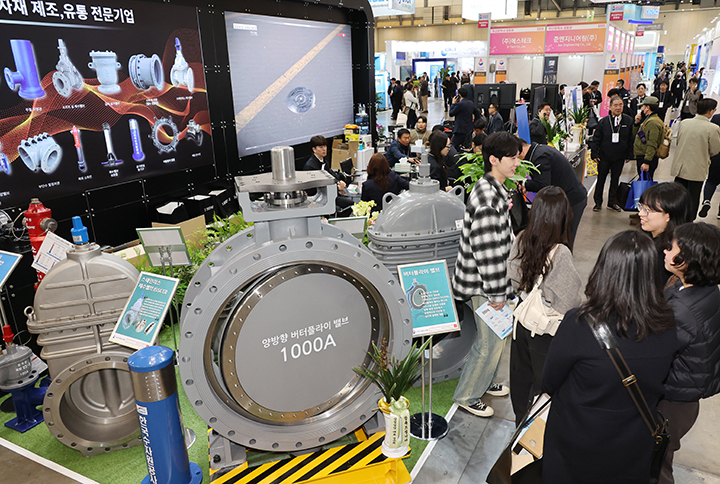 '2026 국제물산업박람회(WATER KOREA)'가 열린 18일 부산 해운대구 벡스코 제1전시장에서 관람객들이 다양한 상하수도 자재를 살펴보고 있다. 2026.3.18 (사진=저작권자(c) 연합뉴스, 무단 전재-재배포 금지)