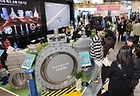 '2026 국제물산업박람회(WATER KOREA)'가 열린 18일 부산 해운대구 벡스코 제1전시장에서 관람객들이 다양한 상하수도 자재를 살펴보고 있다. 2026.3.18 (사진=저작권자(c) 연합뉴스, 무단 전재-재배포 금지)