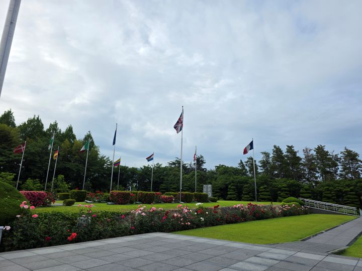 유엔추모공원에 들렀다. 상징구역에는 한국전쟁 당시 참여한 국가의 국기와 공원에 안장된 국가의 국기를 확인할 수 있다. 사진은 공원 내 상징구역.