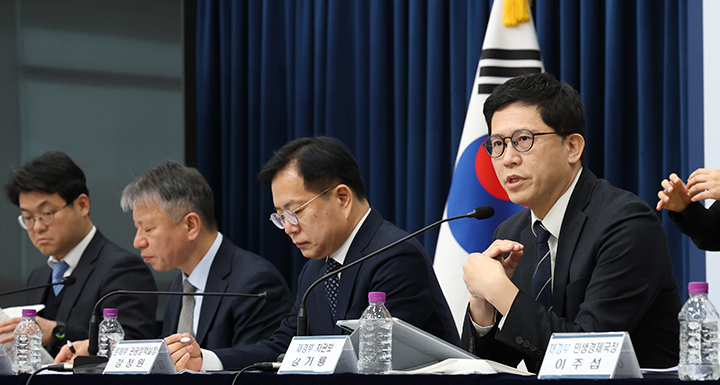 강기룡 재정경제부 차관보(오른쪽)가 지난 2월 24일 세종시 정부세종청사 중앙동에서 제11차 국가관광전략회의에서 논의될 관광객을 대상으로 하는 '바가지요금' 근절대책'을 발표하고 있다.(ⓒ뉴스1, 무단 전재-재배포 금지)