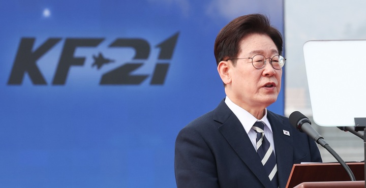 이재명 대통령이 지난 3월 25일 경남 사천 한국항공우주산업에서 열린 KF-21 양산 1호기 출고식에서 격려사를 하고 있다.(ⓒ뉴스1, 무단 전재-재배포 금지)