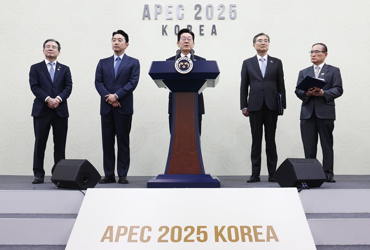 이재명 대통령이 '2025 APEC 정상회의' 폐막일 오후 경북 경주화백컨벤션센터(HICO) 인근 국제미디어센터(IMC)에서 기자회견을 하고 있다. 2025.11.1.(ⓒ뉴스1, 무단 전재-재배포 금지)