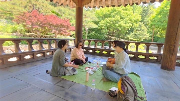 5월에는 야외 독서토론을 했다. (본인 촬영)