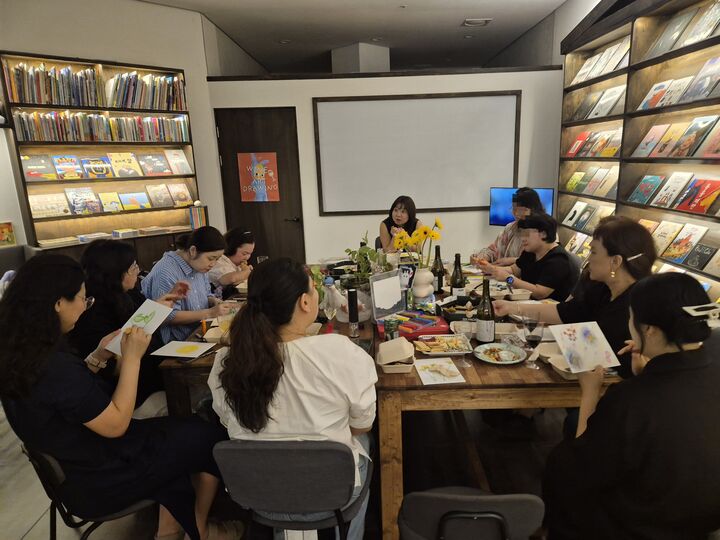 드로잉 하는 참가자들(본인 촬영)