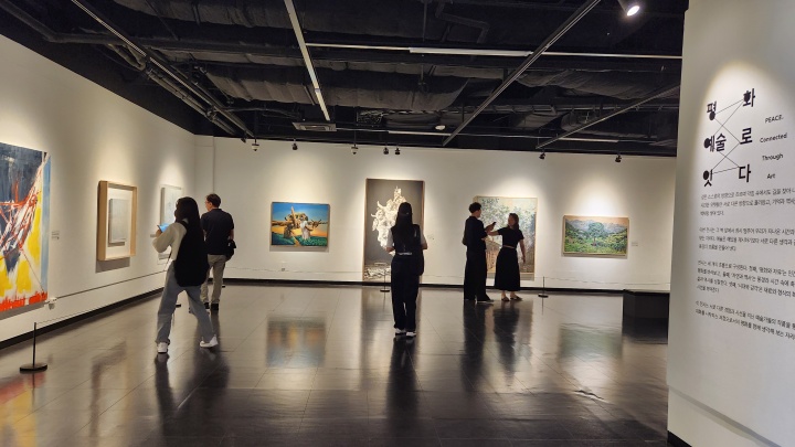 기획전시실 내부의 모습. 관광객이 삼삼오오 모여 전시를 관람하고 있다. (본인촬영)