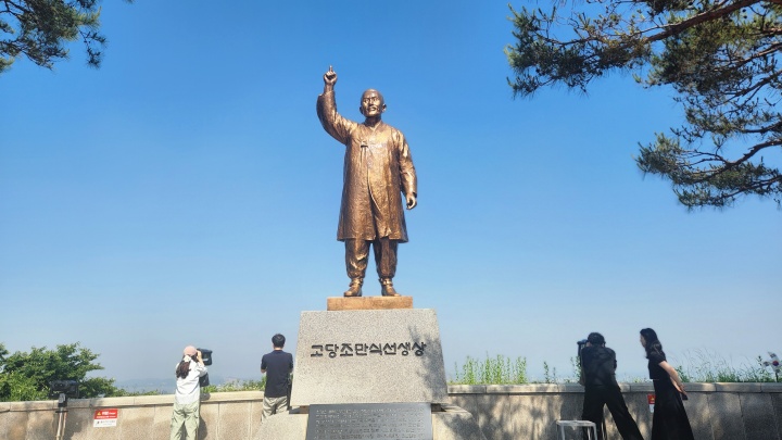 '조만식선생 동상' 구역 및 망원경 체험존에서 관광을 즐기는 관광객들이 많았다. (본인촬영)