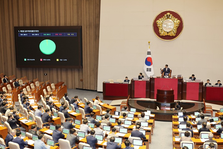 국회 본회의에서 계엄법 일부개정법률안이 통과되고 있다. 2025.7.3(사진=저작권자(c) 연합뉴스, 무단 전재-재배포 금지)