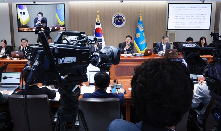 국무회의 첫 생중계, 전국 돌며 타운홀 미팅…'소통과 혁신에 진심'