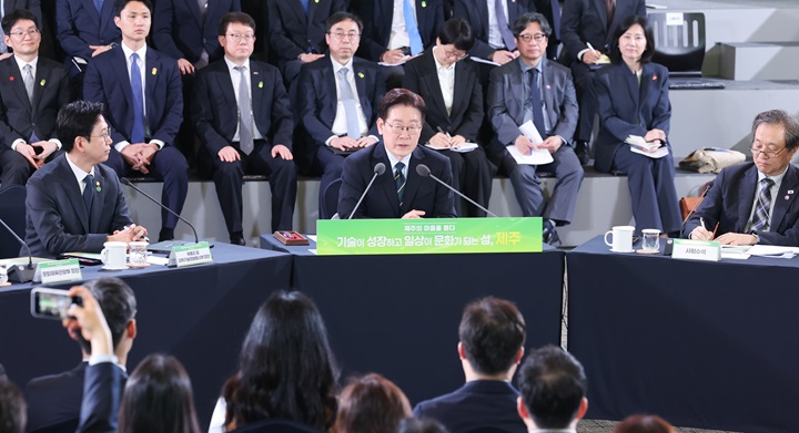 이재명 대통령이 30일 제주 한라대학교에서 열린 '제주의 마음을 듣다' 타운홀미팅 간담회에서 발언을 하고 있다. 2026.3.30 (ⓒ뉴스1, 무단 전재-재배포 금지)