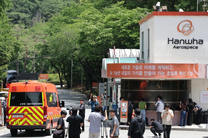 1일 오전 대전 유성구 외삼동 한화에어로스페이스 대전사업장에서 화재가 발생 소방 차량이 화재 현장으로 이동하고 있다. 2026.6.1. (ⓒ뉴스1, 무단 전재-재배포 금지)