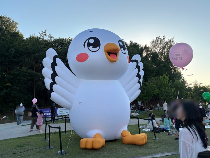 '동탄에 평화온:담' 축제에서 볼 수 있는 DMZ에 사는 가상의 조류 캐릭터 '꾸꾸'(본인 촬영)