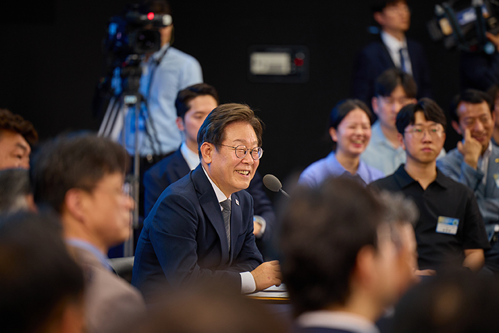 이재명 대통령이 광주 국립 아시아문화전당에서 광주시민·전남도민과 첫 번째 타운홀미팅을 하고 있다.2025.6.25.(ⓒ뉴스1, 무단 전재-재배포 금지)