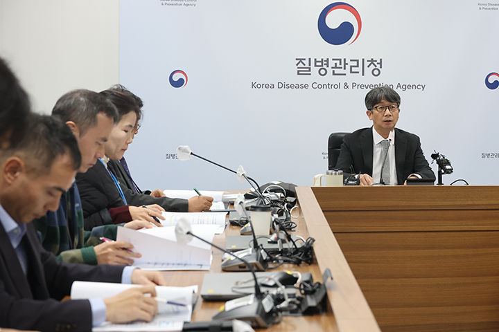 임승관 질병관리청장이 23일 충북 청주 오송 질병관리청에서 제8차 호흡기 감염병 관계부처 합동대책반 회의를 주재하고 있다. 2026.2.23 (사진=저작권자(c) 연합뉴스, 무단 전재-재배포 금지)