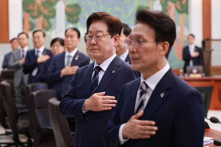 이재명 대통령이 2일 청와대에서 열린 국무회의 겸 비상경제점검회의에서 국기에 경례하고 있다. 2026.6.2(사진=저작권자(c) 연합뉴스, 무단 전재-재배포 금지)