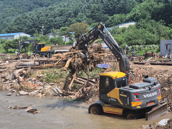 경기 포천시 내촌면에서 호우 피해 수습 작업이 이뤄지고 있다. 2025.7.23. (ⓒ뉴스1, 무단 전재-재배포 금지)