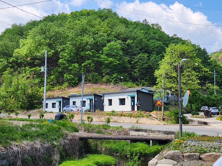 산불 피해 주민들을 위해 마련된 임시주택 모습. 산림 피해뿐 아니라 주거 피해도 컸음을 보여준다. (본인 촬영)