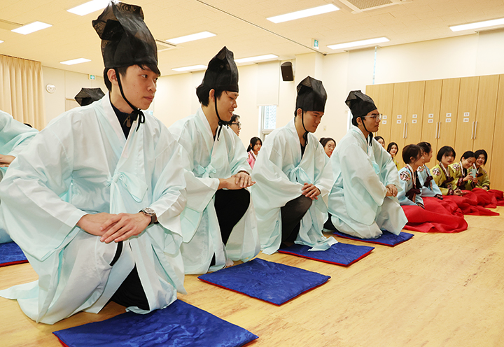 부산 동래구 충렬사 안락서원 교육회관에서 동서대학교 외국어교육원 한국어연수과정에 참가한 외국인 학생들이 한복을 차려입고 전통예절을 배우고 있다.2025.12.15.(사진=저작권자(c) 연합뉴스, 무단 전재-재배포 금지)