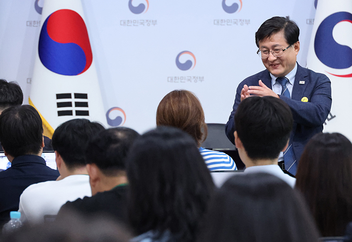 김성환 기후에너지환경부 장관이 4일 오전 서울 종로구 정부서울청사 별관에서 출입기자 간담회에 앞서 대화하고 있다.(사진=저작권자(c) 연합뉴스, 무단 전재-재배포 금지)