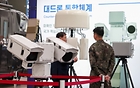 인천 연수구 송도컨벤시아에서 열린 2024 대한민국 드론 박람회를 찾은 군 관계자가 대드론 통합체계 장비를 살펴보고 있다. 2024.5.9. (ⓒ뉴스1, 무단 전재-재배포 금지) 인천 연수구 송도컨벤시아에서 열린 2024 대한민국 드론 박람회를 찾은 군 관계자가 대드론 통합체계 장비를 살펴보고 있다. 2024.5.9. (ⓒ뉴스1, 무단 전재-재배포 금지)