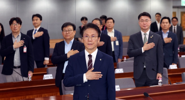 김민석 국무총리가 4일 오전 서울 종로구 정부서울청사 별관에서 열린 드론·대드론 통합 TF 최종보고회의에서 국민의례를 하고 있다. 2026.6.4. (ⓒ뉴스1, 무단 전재-재배포 금지)