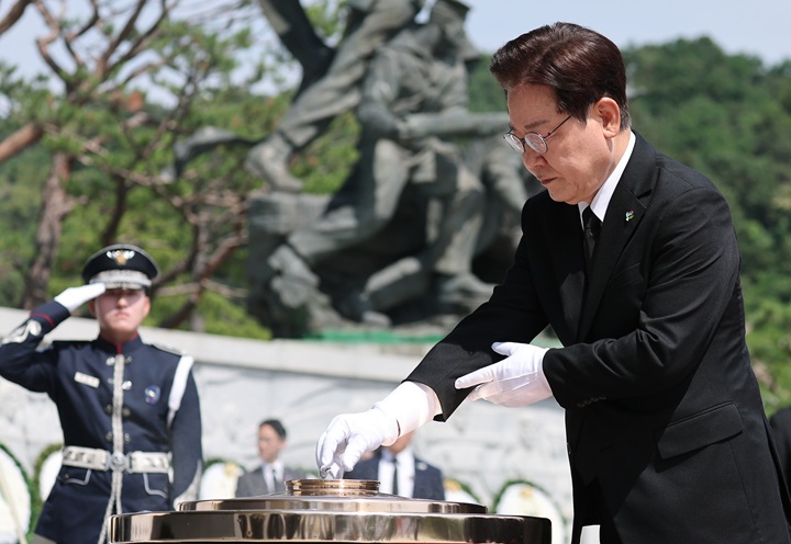 이재명 대통령이 6일 서울 동작구 국립서울현충원에서 열린 제71회 현충일 추념식에서 현충탑에 참배하고 있다. (청와대통신사진기자단) 2026.6.6(ⓒ뉴스1, 무단 전재-재배포 금지)