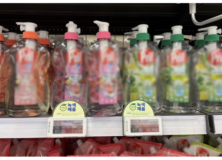 녹색제품에 해당하는 세제들을 한곳에 모아둔 매장 (본인 촬영)