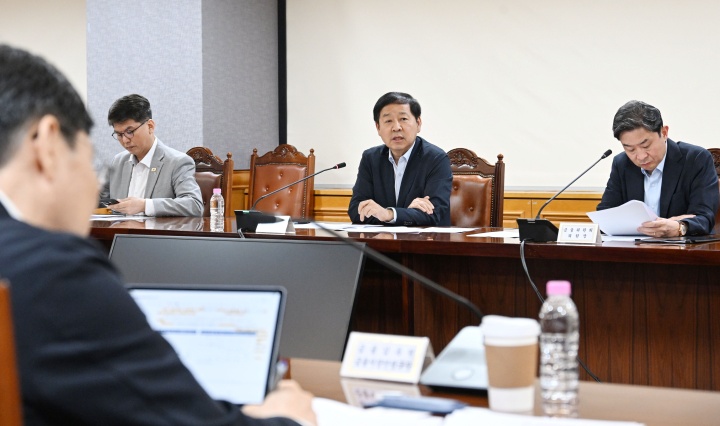 구윤철 부총리 겸 재정경제부 장관이 7일 서울 중구 은행연합회에서 열린 시장상황점검회의를 주재하고 있다. 2026.6.7 (ⓒ뉴스1, 재정경제부 제공, 무단 전재-재배포 금지)