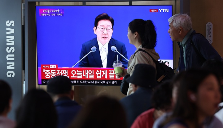 8일 오전 서울역 대합실에서 이재명 대통령의 취임 1주년 기자회견 생방송이 나오고 있다. 2026.6.8 (ⓒ뉴스1, 무단 전재-재배포 금지)