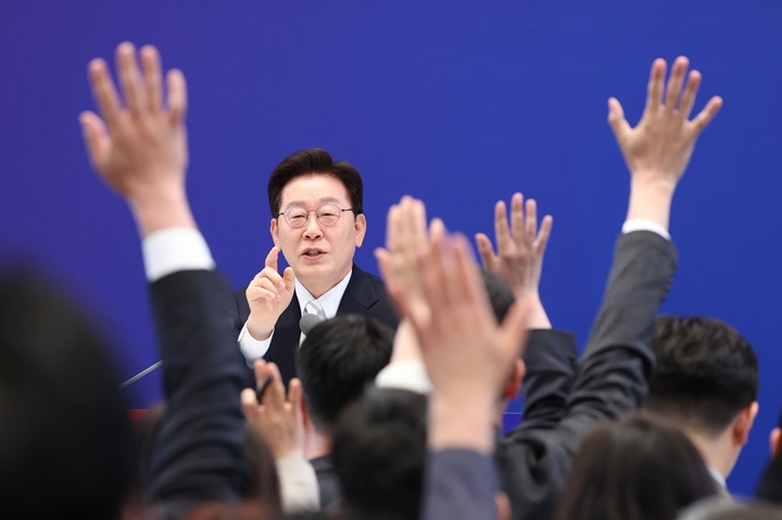 이재명 대통령이 8일 청와대 영빈관에서 열린 취임 1주년 기자회견에서 기자들의 질문을 받고 있다. 2026.6.8 (ⓒ뉴스1, 무단 전재-재배포 금지)