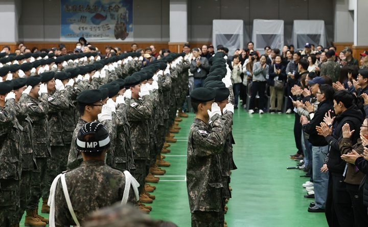 전북 임실군 35사단 충경신병교육대대에서 올해 첫 입영 신병 수료식이 열린 가운데 신병교육을 마친 훈련병들이 부모님을 향해 경례를 하고 있다. 2026.3.18 (ⓒ뉴스1, 무단 전재-재배포 금지)