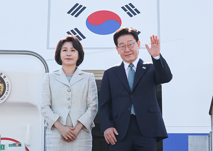 G7 정상회의 참석차 유럽 순방 일정에 나선 이재명 대통령과 김혜경 여사가 9일 경기 성남 서울공항을 통해 출국하며 인사하고 있다.(ⓒ뉴스1, 무단 전재-재배포 금지)