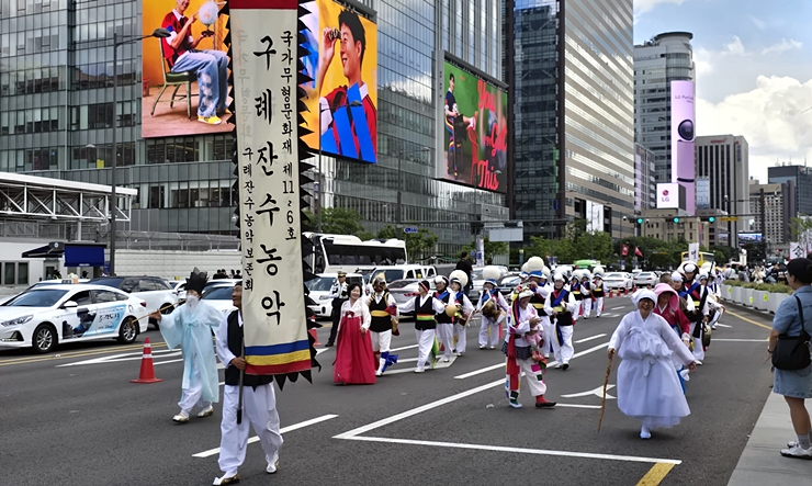 길놀이 행진. 마을 깃발을 들고 있다. (본인촬영)