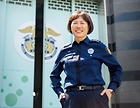 경기도 의정부교도소 앞 철문에서 장선숙 교도관이 미소 짓고 있다. 의정부교도소는 그가 교도관 생활의 절반 이상을 보낸 곳이다. 사진 C영상미디어
