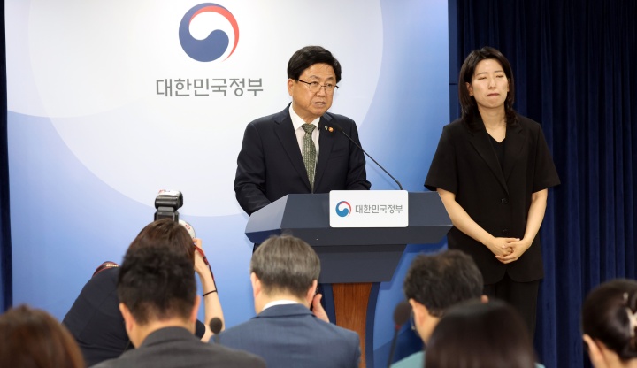 최교진 교육부 장관이 9일 오후 서울 종로구 세종대로 정부서울청사에서 10대 청소년 자살예방 범정부 추진 대책 발표를 하고 있다.(ⓒ뉴스1, 무단 전재-재배포 금지)