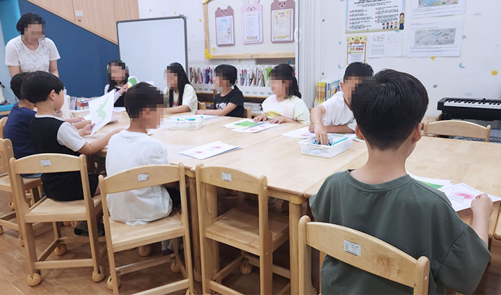 지역 강사 선생님과 함께 미술 활동에 참여하는 아동들의 모습. (본인촬영)