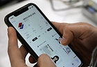 27일 오전 대전 서구 갈마2동 행정복지센터를 찾은 모바일 주민등록증 발급 신청자가 서류를 접수하고 행정안전부 '모바일신분증' 애플리케이션을 설치하고 있다. 2024.12.27 (사진=저작권자(c) 연합뉴스, 무단 전재-재배포 금지)