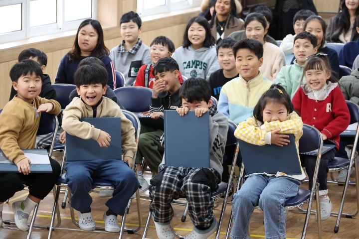 저출산과 학령인구 감소로 부산 사상구 괘법초등학교가 오는 3월 통폐합을 앞둔 가운데 20일 열린 이별식에서 재학생들이 추억의 영상을 시청하며 웃음을 짓고 있다. 2026.1.20. (ⓒ연합, 무단 전재-재배포 금지)