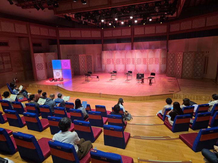 공연 시작 전 풍류사랑방 공연장의 내부를 촬영해봤다. 대부분의 공연은 공연중과 공연 후 촬영이 금지되어있어 협조가 필요하다.