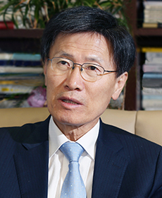 윤영관 아산정책연구원 이사장