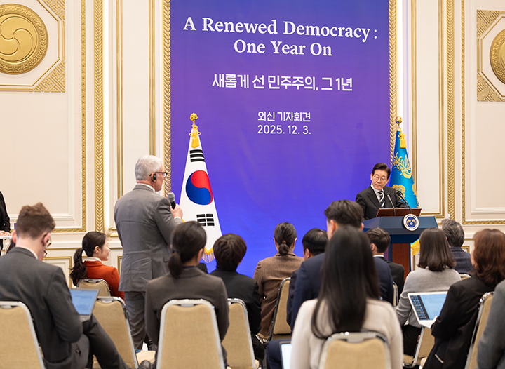 이재명 대통령이 3일 청와대 영빈관에서 열린 '새롭게 선 민주주의, 그 1년' 외신 기자회견에서 취재진의 질문을 듣고 있다.2025.12.3.(ⓒ뉴스1, 무단 전재-재배포 금지)