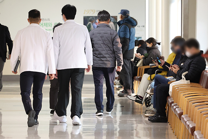 2일 오전 서울 시내 한 대형병원에서 의료진이 이동하고 있다. 2024.12.2 (사진=저작권자(c) 연합뉴스, 무단 전재-재배포 금지)