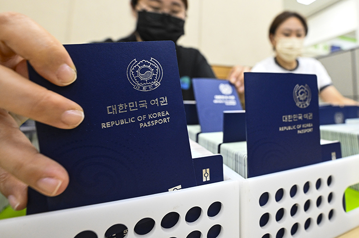 경기도 수원시 여권민원실에서 직원이 본격적인 여름 휴가철을 앞두고 발급된 여권을 정리하고 있다.2025.7.2.(사진=저작권자(c) 연합뉴스, 무단 전재-재배포 금지)