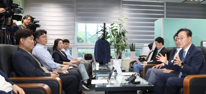 김윤덕 국토교통부 장관(오른쪽)이 11일 전북 전주시 전북특별자치도의회 기자실을 방문해 간담회를 열고 질의에 답변을 하고 있다. 2026.6.11. (ⓒ뉴스1, 무단 전재-재배포 금지)