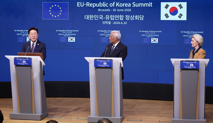 이재명 대통령과 안토니우 코스타 유럽연합(EU) 정상회의 상임의장, 우르술라 폰 데어 라이엔 EU 집행위원장이 10일(현지시간) 벨기에 브뤼셀 EU 이사회에서 공동언론발표를 하고 있다. 2026.6.11 (ⓒ뉴스1, 무단 전재-재배포 금지)